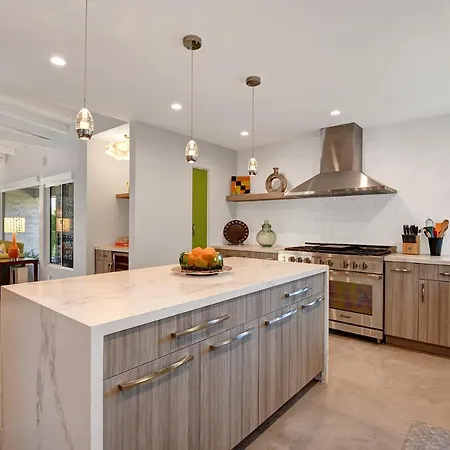 Ultra-Luxury- Resort Style Private Compound-Close To Everything- 3Bd/2.5Ba